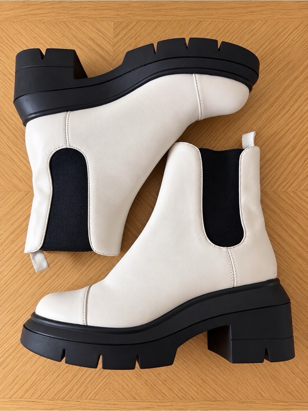 Stuart Weitzman Norah Ivory Black Lug Sole Chelsea Boots - Size: 6C